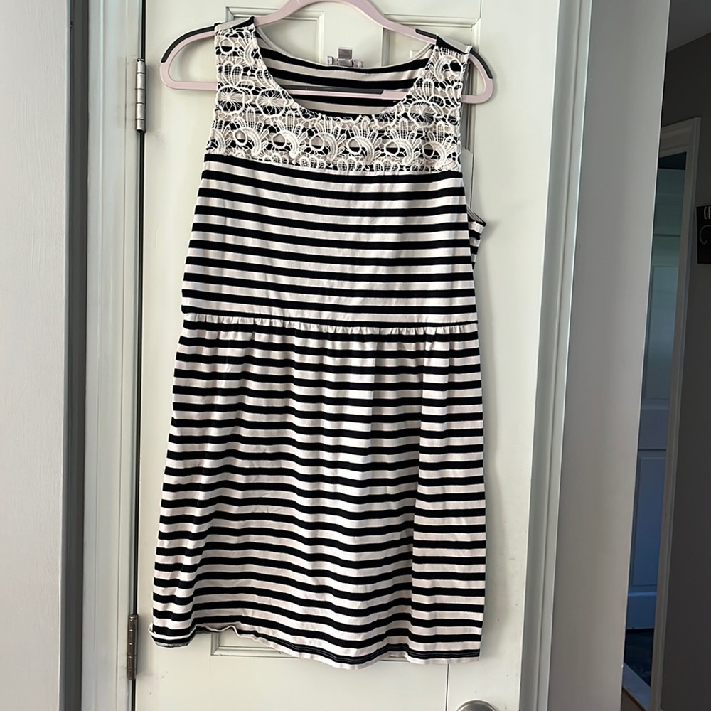Selling LOFT dress, size L.